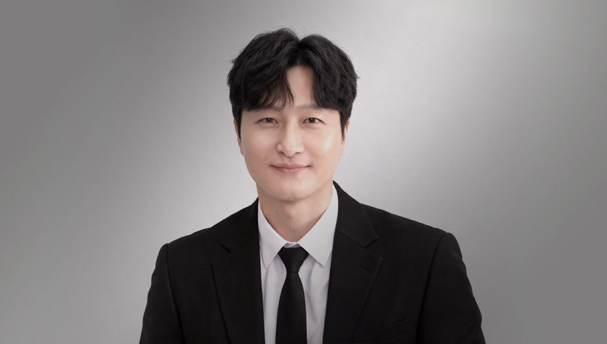 คิมจองโฮ<br>ศัลยแพทย์ตกแต่งเฉพาะทาง 원장